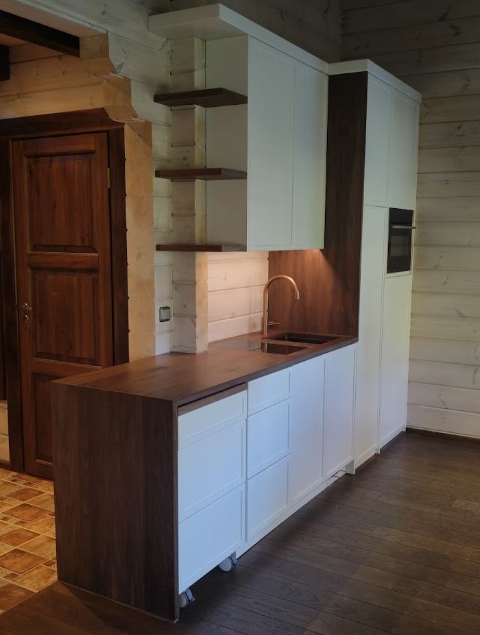 Raamustega ja pähklipuidust tasapinnaga köögimööbel