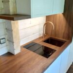 Pähklipuidust tasapinnaga köögimööbel