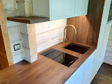 Pähklipuidust tasapinnaga köögimööbel