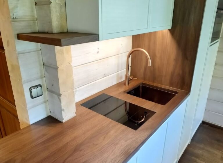 Pähklipuidust tasapinnaga köögimööbel